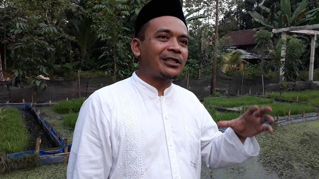 KH Ahmad Hasan Mas’ud alias Gus Hasan, pengasuh Ponpes Rubat Mbalong Ell Firdaus, Kedungreja, Cilacap, yang mengembangkan pupuk air liur. (Foto: Liputan6.com/Muhamad Ridlo)