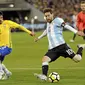 Aksi Lionel Messi saat melawan Brasil pada laga persahabatan di Melbourne Cricket Ground, Melbourne, Australia, (9/6/2017). (Joe Castro/AAP Image via AP)