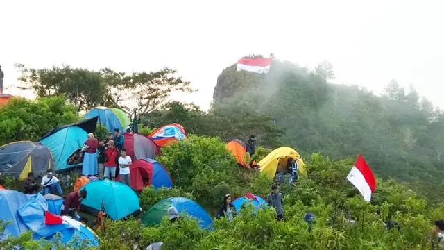 Pendaki di Gunung Sesean sedang berkemah