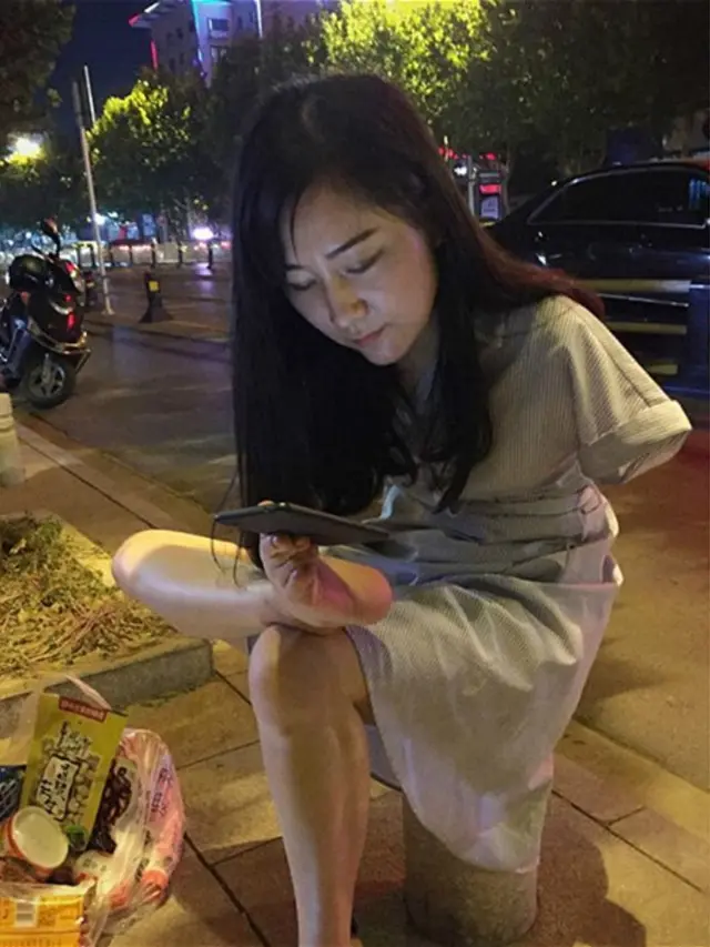 [Bintang] Tak Punya Tangan, Wanita Ini Berhasil Menginspirasi Banyak Orang