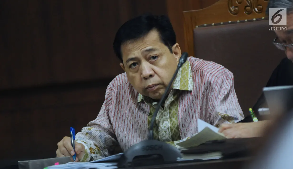 Terdakwa dugaan korupsi proyek e-KTP, Setya Novanto (kiri) menyimak keterangan para saksi pada sidang lanjutan di Pengadilan Tipikor, Jakarta, Senin (29/1). Sidang menghadirkan lima saksi dalam proyek e-KTP. (Liputan6.com/Helmi Fithriansyah)