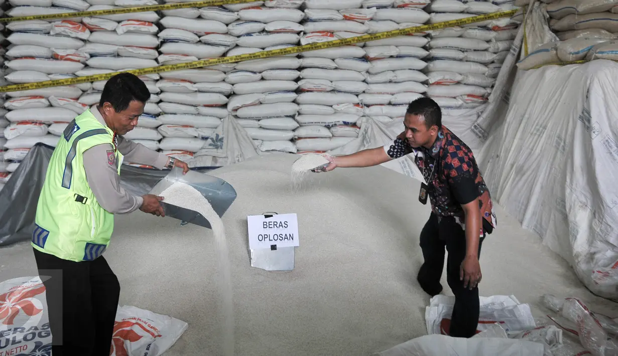 Petugas menunjukkan barang bukti beras oplosan yang diamankan penyidik di Pasar Induk Beras Cipinang, Jakarta, Jumat (7/10). Bareskrim Polri bongkar gudang mafia beras oplosan di Pasar Induk Beras Cipinang. (Liputan6.com/Yoppy Renato)