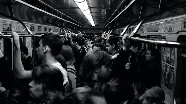 Train Passangers (unsplash.com/Oleg Sergeichik)