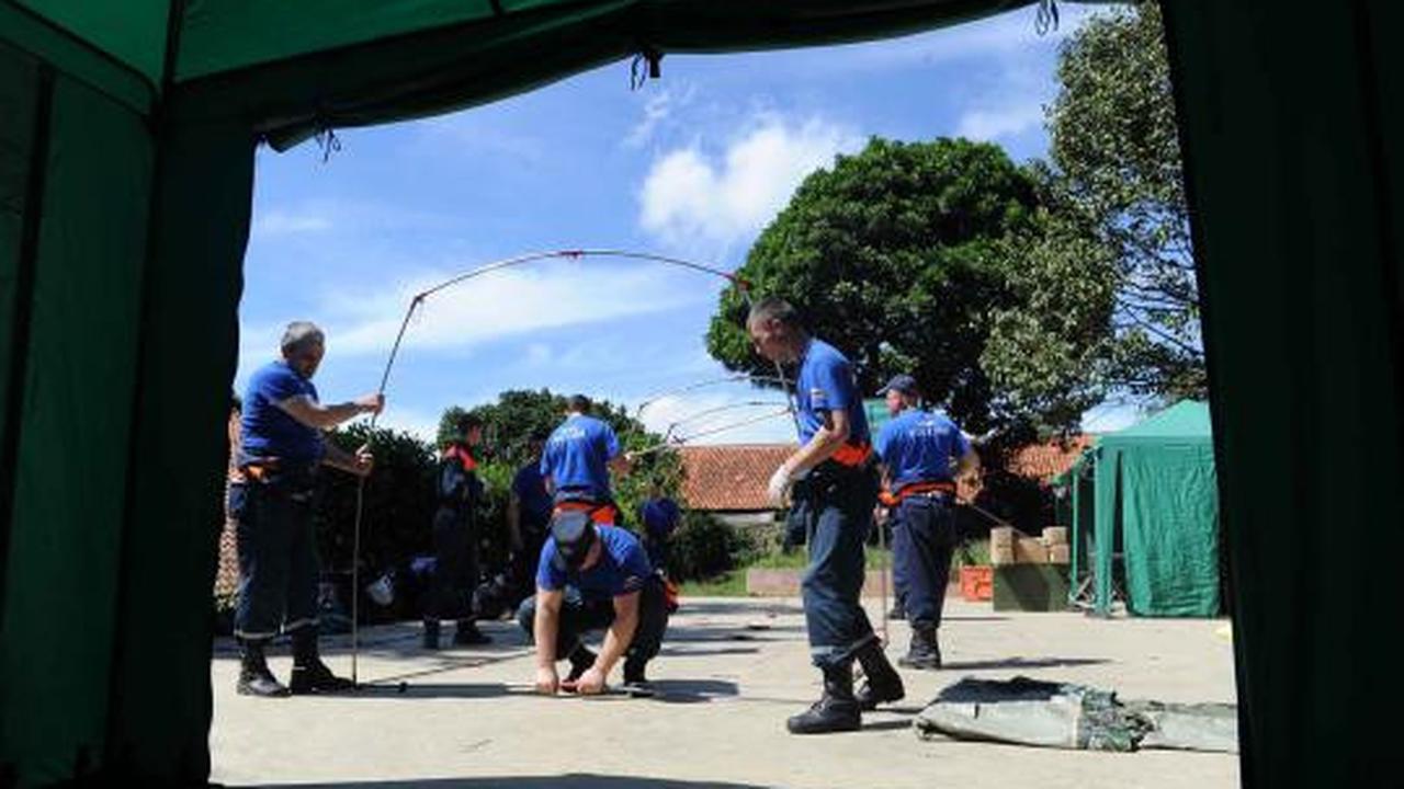 Tim SAR Rusia memasang rangka tenda di halaman sekolah kawasan Cijeruk 