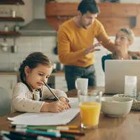 Kebiasaan menabung rutin dan strategi pemilihan instrumen keuangan yang tepat dapat membantu membangun fondasi finansial yang kuat bagi pendidikan anak. Banyak pilihan yang bisa disesuaikan dengan jangka waktu dan tujuan setiap keluarga. (foto/dok: freepik/Drazen Zigic)