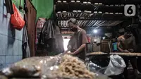 Perajin memproduksi tempe di industri rumahan kawasan Sunter Jaya, Tanjung Priok, Jakarta, Kamis (13/1/2022). Harga kedelai impor naik dari Rp 10.000 per kilogram menjadi Rp 12.500. (merdeka.com/Iqbal S. Nugroho)