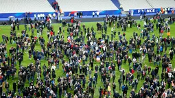 Penonton menunggu di lapangan stadion Stade de France di Seine-Saint-Denis, Paris (13/11). Serangan terjadi saat Timnas Prancis sedang menjamu Jerman dalam pertandingan persahabatan. AFP (PHOTO/Matthieu ALEXANDRE)