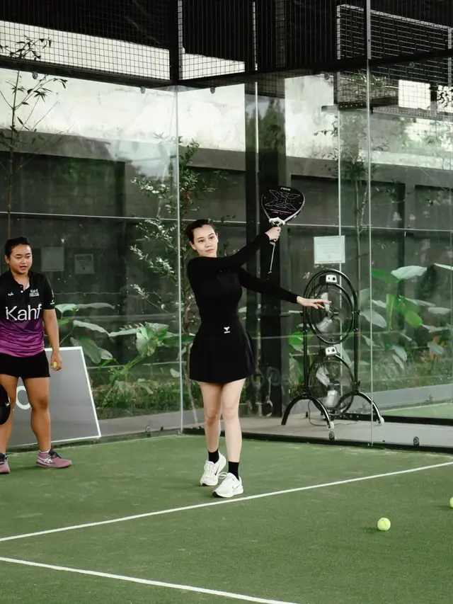 Gaya Aaliyah Massaid Olahraga Padel Usai 1 Bulan Melahirkan, Tetap Stylish dan Aktif