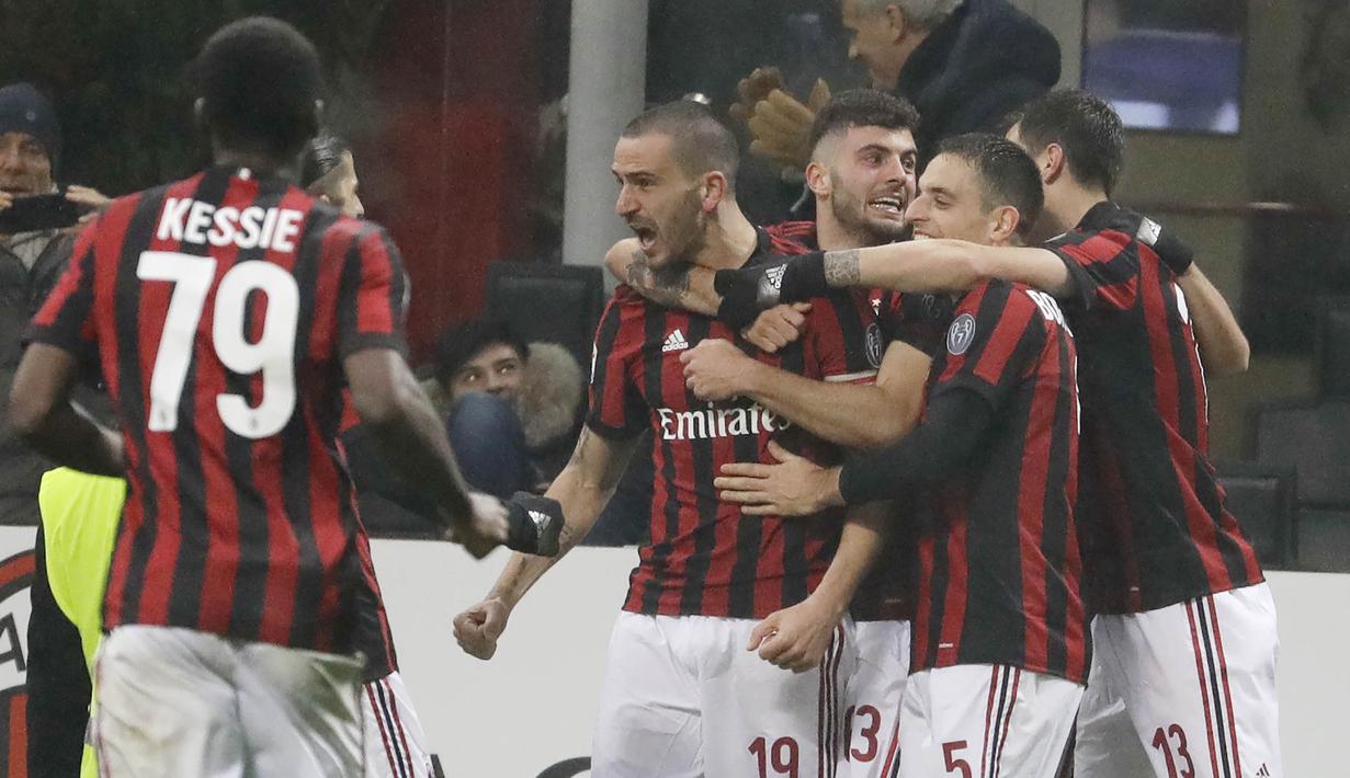 Para pemain AC Milan merayakan gol yang dicetak oleh Leonardo Bonucci ke gawang Crotone pada laga Serie A di Stadion San Siro, Milan, Sabtu (6/1/2018). AC Milan menang 1-0 atas Crotone. (AP/Luca Bruno)