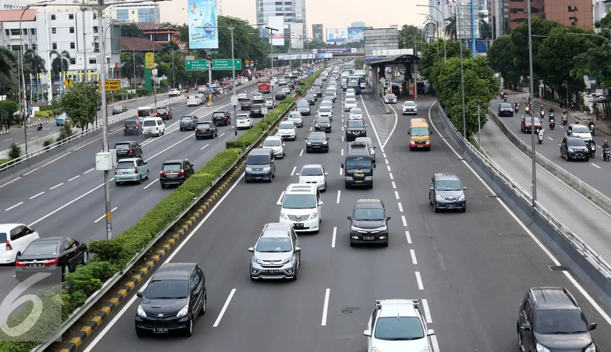Kendaraan melaju di Jalan Tol Jakarta-Cikampek di kawasan Cawang, Jakarta, Sabtu (22/10). Kenaikan tarif di Tol Jakarta-Cikampek sebesar 7,32 persen hingga 11,11 persen yang ditetapkan berbeda untuk setiap golongan. (Liputan6.com/Helmi Affandi)