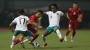<p>Pemain Timnas Indonesia U-19, Ronaldo Kwateh (kanan) berusaha merebut bola dari pemain Vietnam&nbsp;saat laga Grup A Piala AFF U-19 2022 antara Timnas Indonesia U-19 melawan Timnas Vietnam U-19 di Stadion Patriot Candrabhaga, Bekasi, Jawa Barat, Sabtu (02/07/2022). (Bola.com/Ikhwan Yanuar)</p>