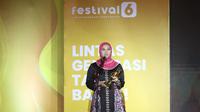 Siti Rahmawati, mewakili almarhumah Norbaiti Isran Noor menerima Anugerah Inspiratif Liputan6.com dalam acara Festival 6, Lintas Generasi Tanpa Batas di The Dome Senayan Park, Sabtu (8/7/2023). (Liputan6.com/Angga Yuniar)