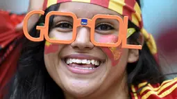 Menggunakan kaca mata unik bertuliskan "GOOL", salah satu suporter Spanyol tersenyum saat menyaksikan laga perdana Grup B Piala Dunia 2014 di Fonte Nova Arena, Salvador, Brasil, (14/6/2014). (AFP PHOTO/Lluis Gene)