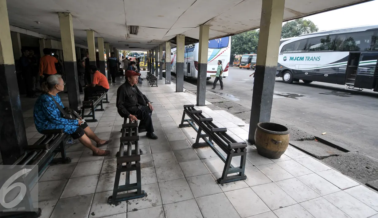 Calon penumpang saat menunggu bus AKAP di Terminal bus Pulogadung, Jakarta, (19/7). Dinas Perhubungan dan Transportasi DKI, mengultimatum agar seluruh PO Bus AKAP di Terminal Pulogadung untuk pindah ke Terminal Pulogebang. (Liputan6.com/Yoppy Renato)