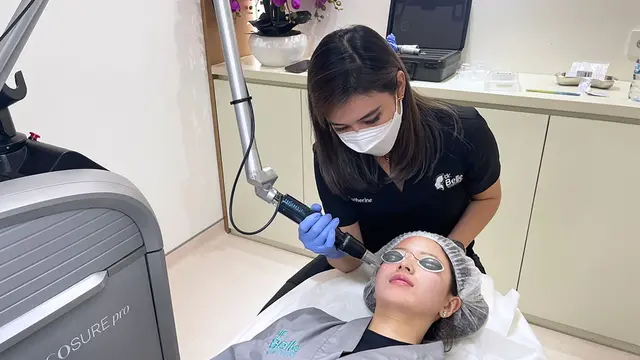 Hempaskan flek hitam di wajah