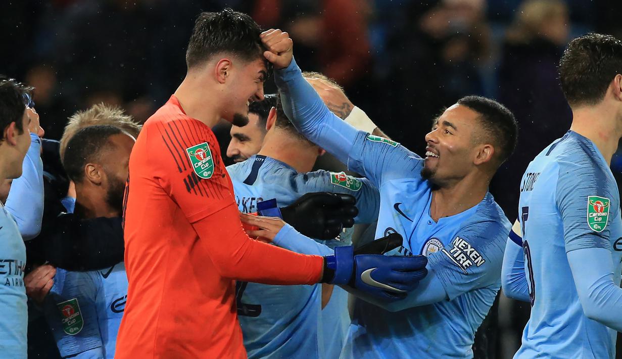 Striker Manchester City, Gabriel Jesus, bersama Arijanet Muric merayakan kemenangan atas Leicester pada laga Piala Liga di Stadion King Power, Leicester, Selasa (18/12). Leicester kalah adu penalti dari City. (AFP/Lindsey Parnaby)