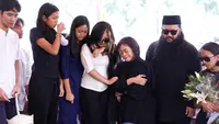 Duka menyelimuti vokalis band Cokelat,Kikan Namara. Ibu Kikan, Indira Damayanti meninggal dunia setelah berjuang melawan kanker liver. Isak tangis keluarga dan suasana haru mengiringi selama prosesi pemakaman. [Foto: KapanLagi.com/Bayu Herdianto]