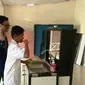 Personal Hygiene Smart Box diciptakan sekelompok mahasiswa UNY untuk membantu siswa tunagrahita belajar kebersihan diri (Liputan6.com/Switzy Sabandar)
