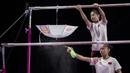 Dua pesenam China menyiapkan alat yang akan digunakan rekannya saat Asian Games XVIII di JiExpo Kemayoran, Jakarta, Kamis (23/8/2018). (Bola.com/Vitalis Yogi Trisna)