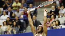 Petenis muda AS, Sloane Stephens, melakukan selebrasi usai menaklukan petenis AS, Venus Williams, pada babak semifinal AS Terbuka 2017 di New York, Kamis (7/9/2017). Venus Williams kalah 1-6, 6-0, 5-7 dari Sloane Stephens. (AP/Julio Cortez)