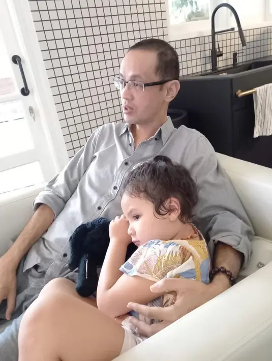 Putri Sharena begitu manja dengan Reza Gunawan. Lihat saja di foto ini, ia merebahkan kepalanya ke dada suami Dewi Lestari, yang disambut hangat. (Foto: Instagram/@mrssharena)