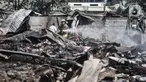 Petugas pemadam melakukan proses pendinginan di lokasi kebakaran Pasar Cempaka Putih, Jakarta, Kamis (24/9/2020). Kebakaran yang diduga akibat ledakan tabung gas dari lapak potong ayam tersebut menghanguskan 807 kios dengan kerugian ditaksir mencapai Rp 9 miliar. (merdeka.com/Iqbal S. Nugroho)