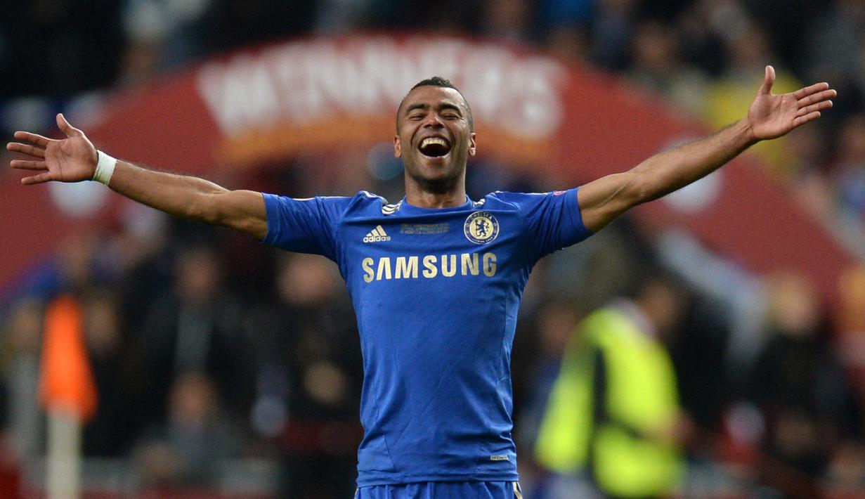 Saat berbaju Chelsea,  Ashley Cole ikut meramaikan laga melawan Indonesian All-Star pada Tour the Blues 25 Juli 2013 di Stadion Gelora Bung Karno, Jakarta. Chelsea menang telak 8-1. (AFP/Patrik Stollarz)