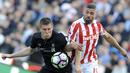Ekspresi pemain Liverpool, James Milner (kiri) saat berebut bola dengan pemain Stoke City, Jonathan Walters pada laga Premier League pekan ke-32 di Britannia Stadium, Stoke, (8/4/2017). Liverpool menang 2-1. (AP/Rui Vieira)