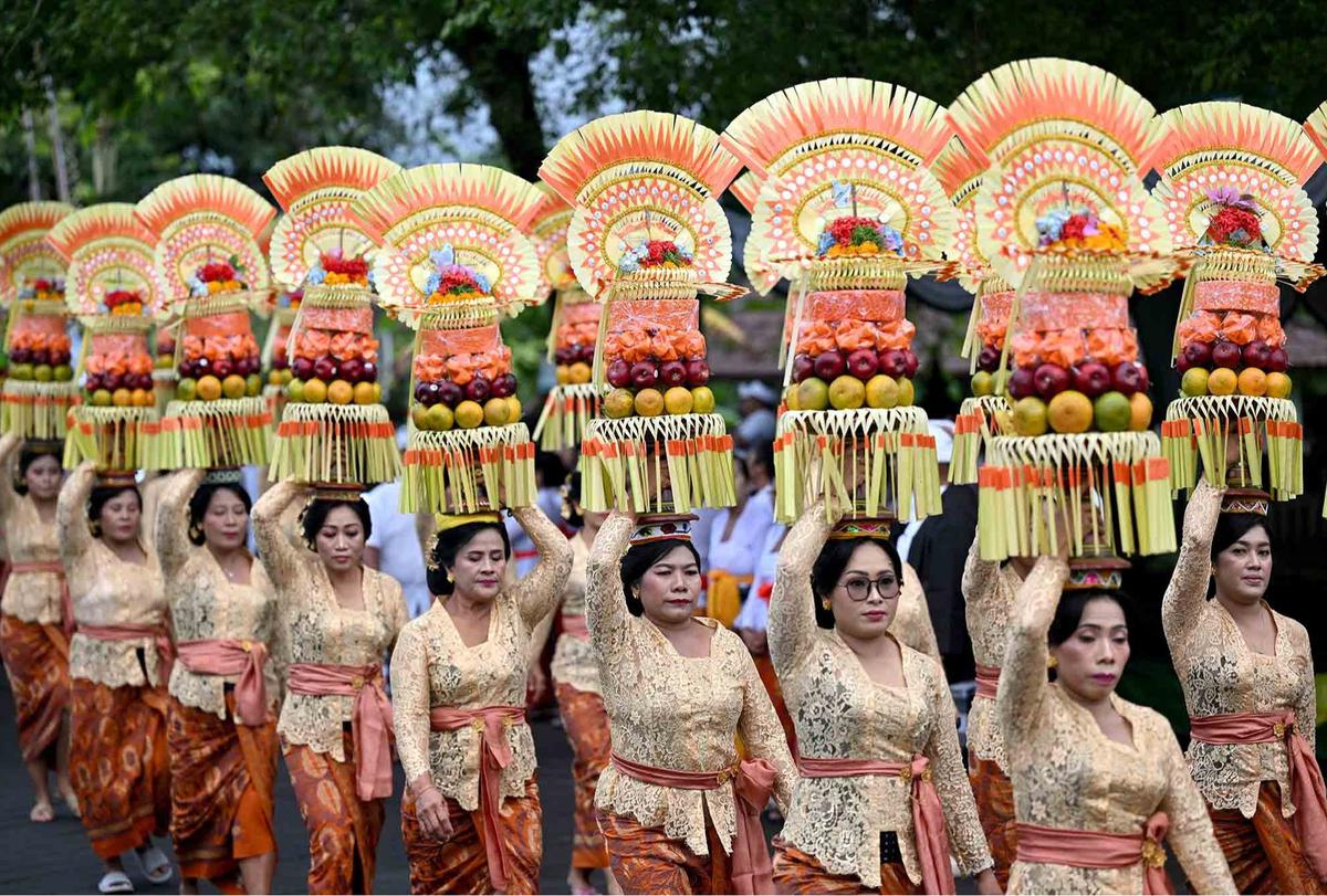 FOTO: Melihat Upacara Langka Penobatan Raja Baru Mengwi di Bali
