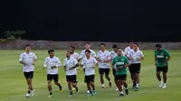 Shayne Pattynama (paling kiri) sudah mengikuti sesi latihan Timnas Indonesia di Lapangan A Gelora Bung Karno, Jakarta, Kamis (15/6/2023) petang WIB. (Bola.com/Bagaskara Lazuardi)
