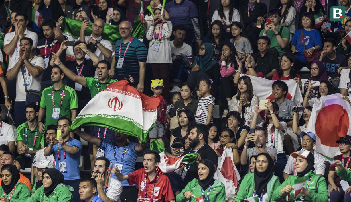 Para suporter Iran dan Jepang mendukung negaranya pada final Asian Para Games di Hall A Senayan, Jakarta, Sabtu (13/10). Iran menang 68-66 atas Jepang. (Bola.com/Vitalis Yogi Trisna)