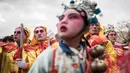 Sejumlah orang mengenakan kostum dan berdandan bersiap menguikuti festival She Huo di Longxian, provinsi Shaanxi, Tiongkok (27/2). Dalam acara ini mereka berpesta, bernyanyi, bermain opera, bela diri dan lainnya. (AFP Photo/Fred Dufour)