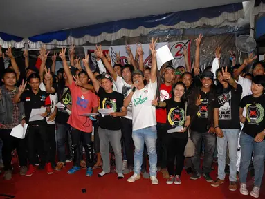 Puluhan slankers Indonesia mendukung revolusi mental yang diusung Jokowi-JK di markas Slank, Jakarta, Kamis (26/6/14). (Liputan6.com/Miftahul Hayat)