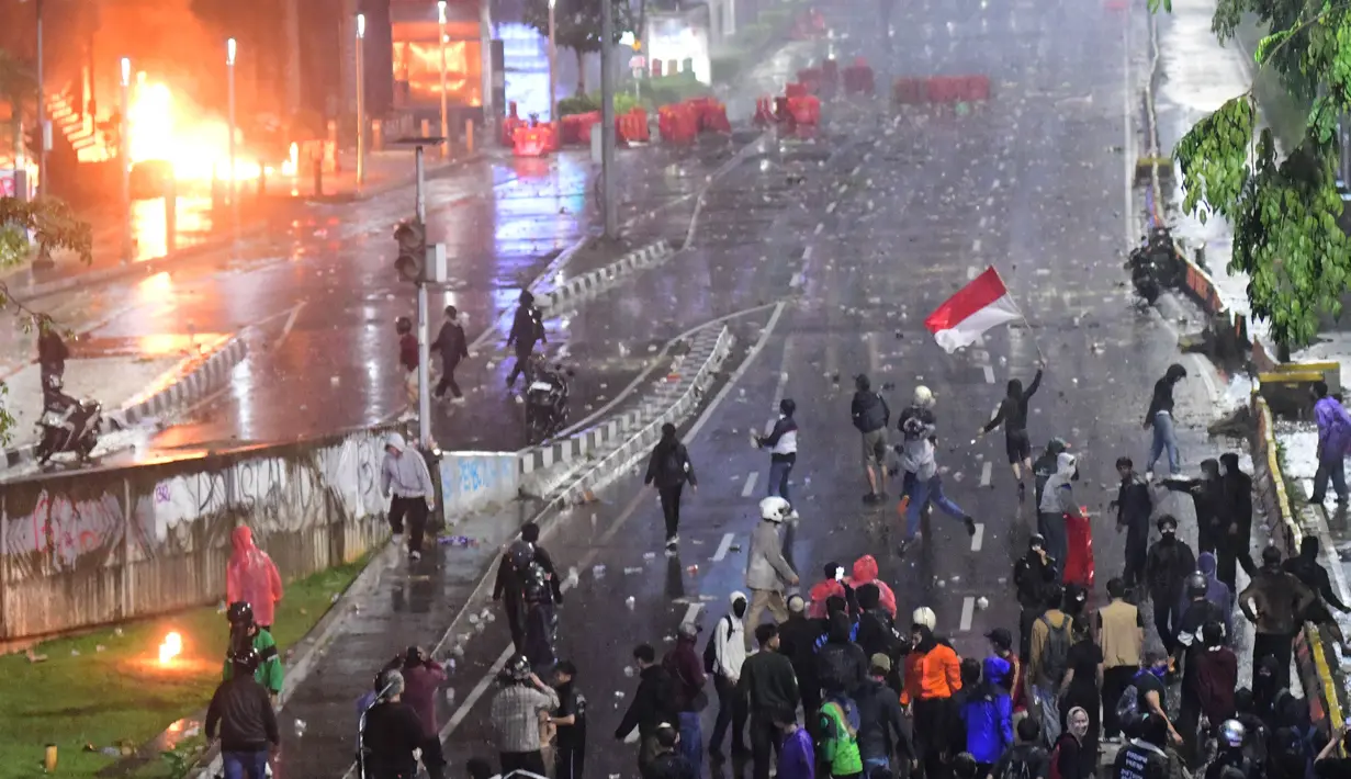 00 WIB seketika membubarkan aksi massa dan mahasiswa. (merdeka.com/Arie Basuki)