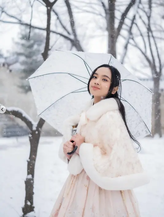 Ia mengenakan Hanbok dengan cape bulu yang terlihat dramatis di tengah salju.  [Foto: Instagram/ Lyodra]