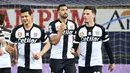 Striker Parma, Graziano Pelle (tengah) melakukan selebrasi usai mencetak gol ke gawang Genoa dalam laga lanjutan Liga Italia 2020/2021 pekan ke-28 di Ennio Tardini Stadium, Parma, Jumat (19/3/2021). Parma kalah 1-2 dari Genoa. (LaPresse via AP/Massimo Paolone)