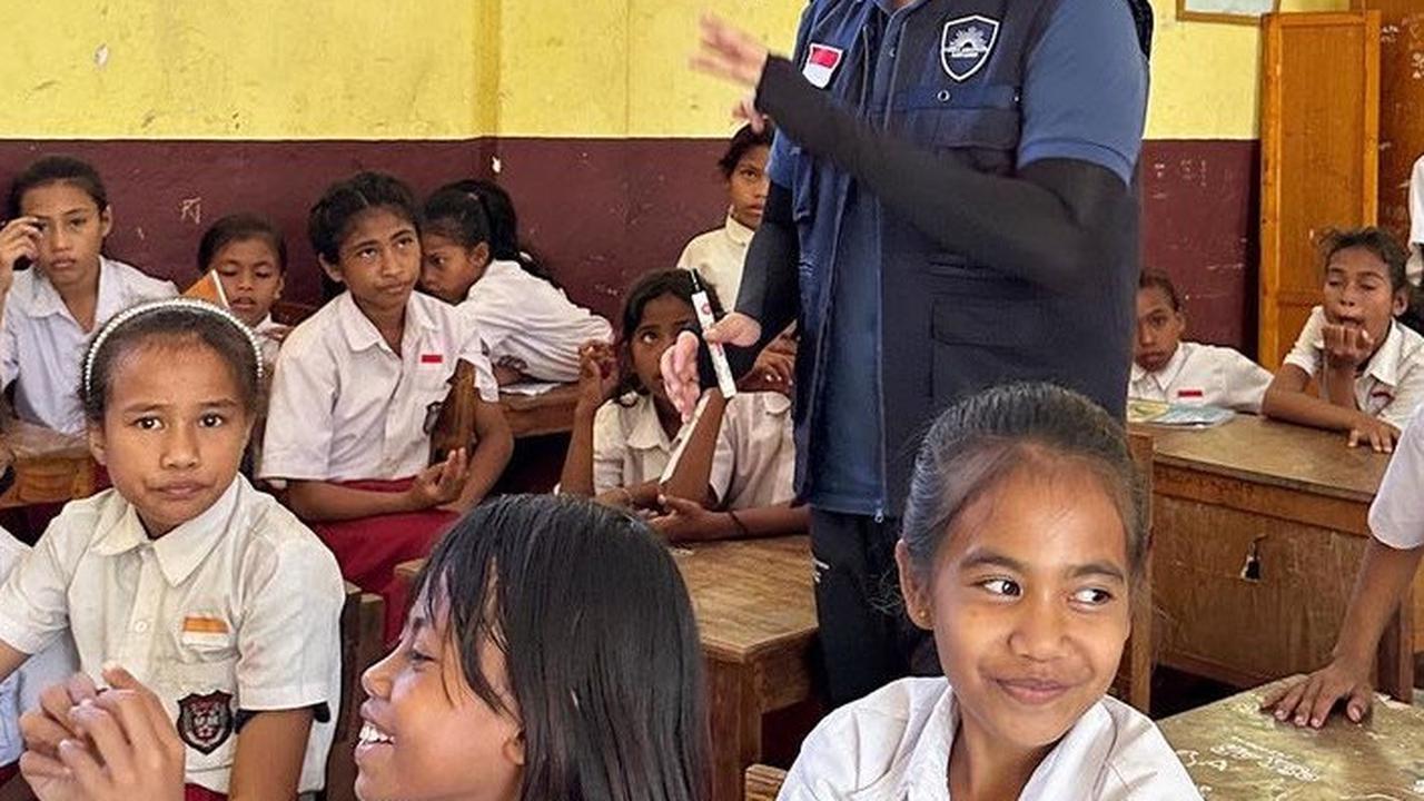 Bersama Jerome, matematika yang selama ini terlihat sulit dan menyebalkan jadi cukup menyenangkan. Terlihat wajah para siswa begitu senang saat Jerome mulai membagikan ilmunya.