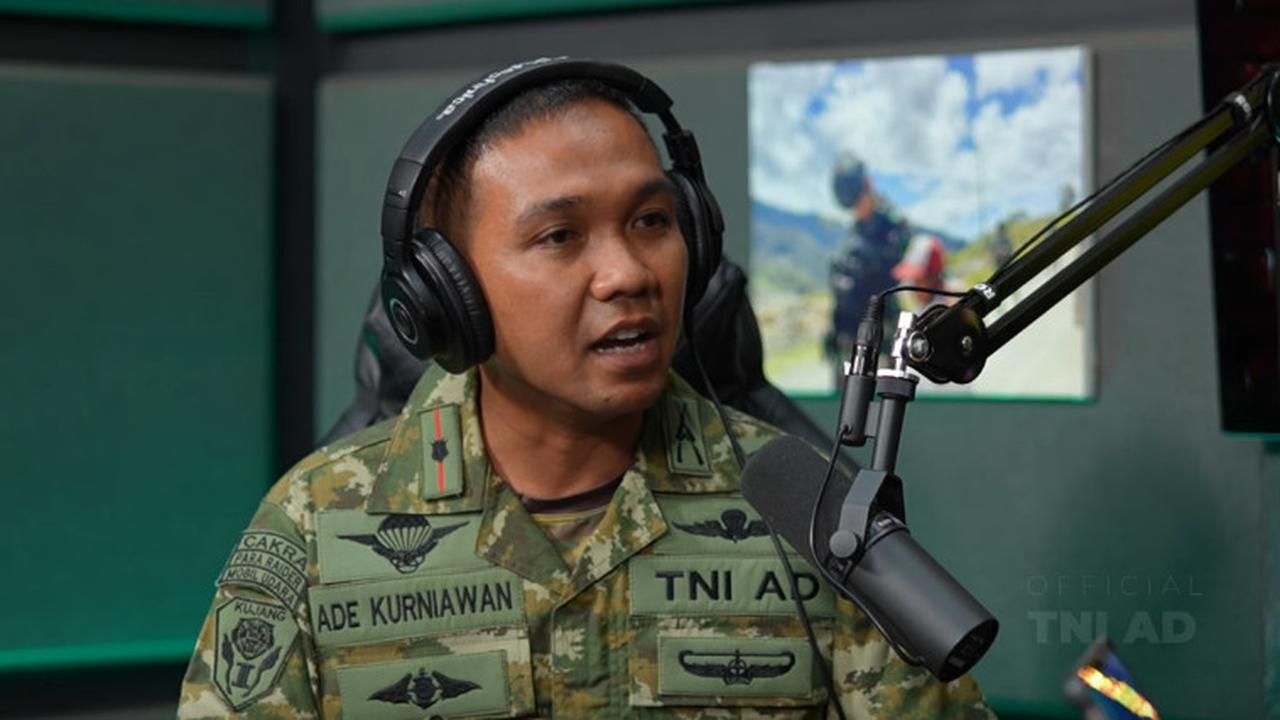 Mayor Inf Ade Kurniawan Penerjun Bawa Bendera TNI AD
