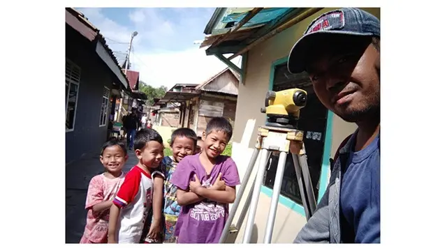 Pose Orang Saat Difoto Pakai Pengukur Jalan Ini Kocak Banget