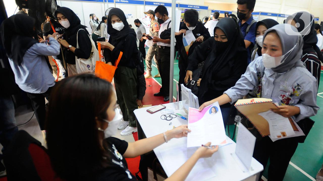 Antrean Pelamar Kerja di Bursa Kerja Mini Disnaker Depok