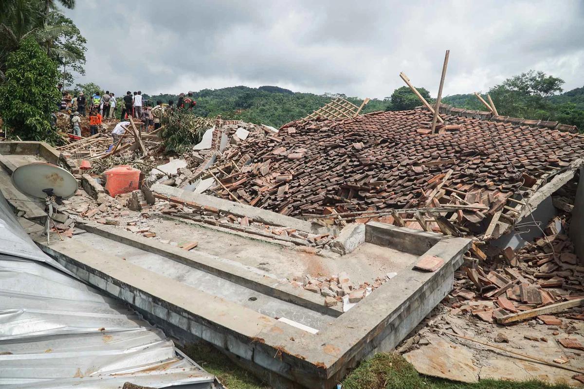 FOTO: Duka di Majenang, Longsor Telan Dua Nyawa & 21 Warga Masih Hilang