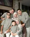 Fuji baru saja mengunggah beberapa potret dirinya bersama keluarga mengenakan sarimbit baju Lebaran. Kamu bisa menjadikan beberapa gaya keluarga Fuji ini sebagai inspirasi tampil selama bulan Ramadan. Di sini, Fuji tampil cantik mengenakan hijab cokelat muda, sedangkan sekeluarga kompak tampil dengan baju bernuansa abu-abu yang serasi. [Foto: Instagram/fuji_an]