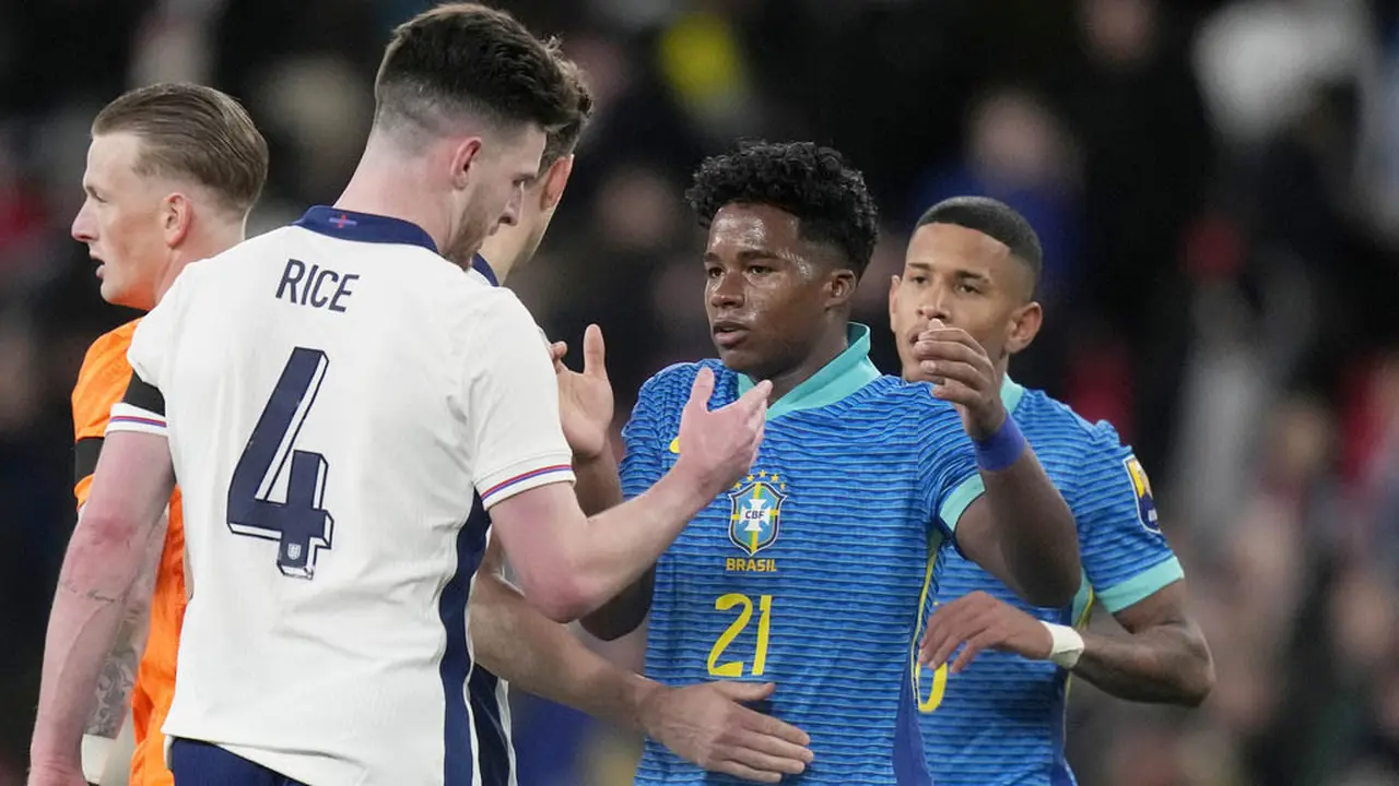 Foto: Aksi Bocah 17 Tahun Bawa Brasil Permalukan Inggris di Wembley
