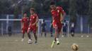 Kapten Mitra Kukar, Zulkifli Syukur menendang bola saat latihan jelang laga Piala Presiden melawan Arema Cronus di Lapangan Bea Cukai, Jakarta, Senin (12/10/2015). (Bola.com/Vitalis Yogi Trisna)