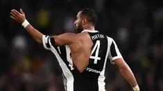 Bek Juventus, Mehdi Amine Benatia bereaksi setelah jerseynya robek ditarik oleh pemain Atalanta, Marten de Roon dalam laga lanjutan Serie A Italia pekan ke-28 di Allianz Stadium, Kamis (15/3). Juventus menang 2-0 atas Atalanta. (MARCO BERTORELLO/AFP)