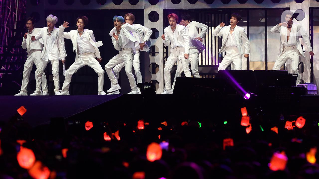 Serba Putih, NCT 127 Sapa Penggemar di Indonesia