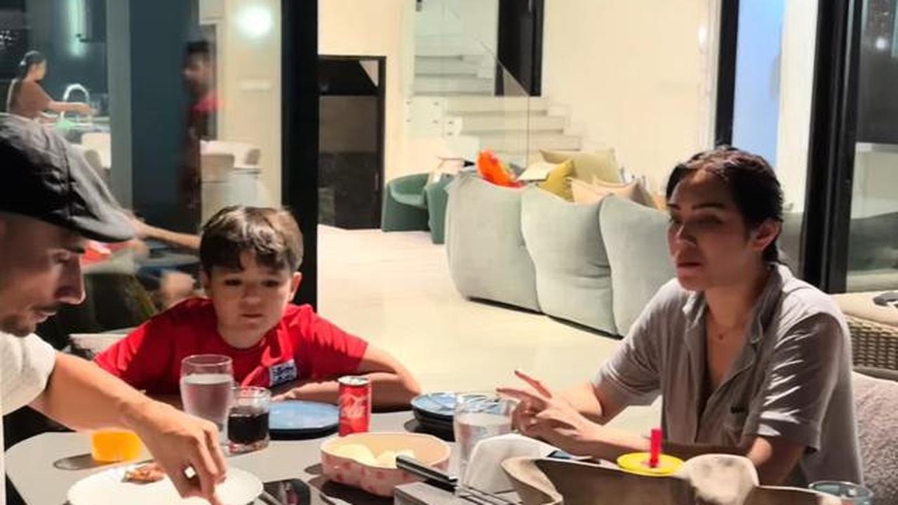 6 Potret Dapur dan Meja Makan Rumah Jessica Iskandar dan Vincent Verhaag, Minimalis dan Mewah