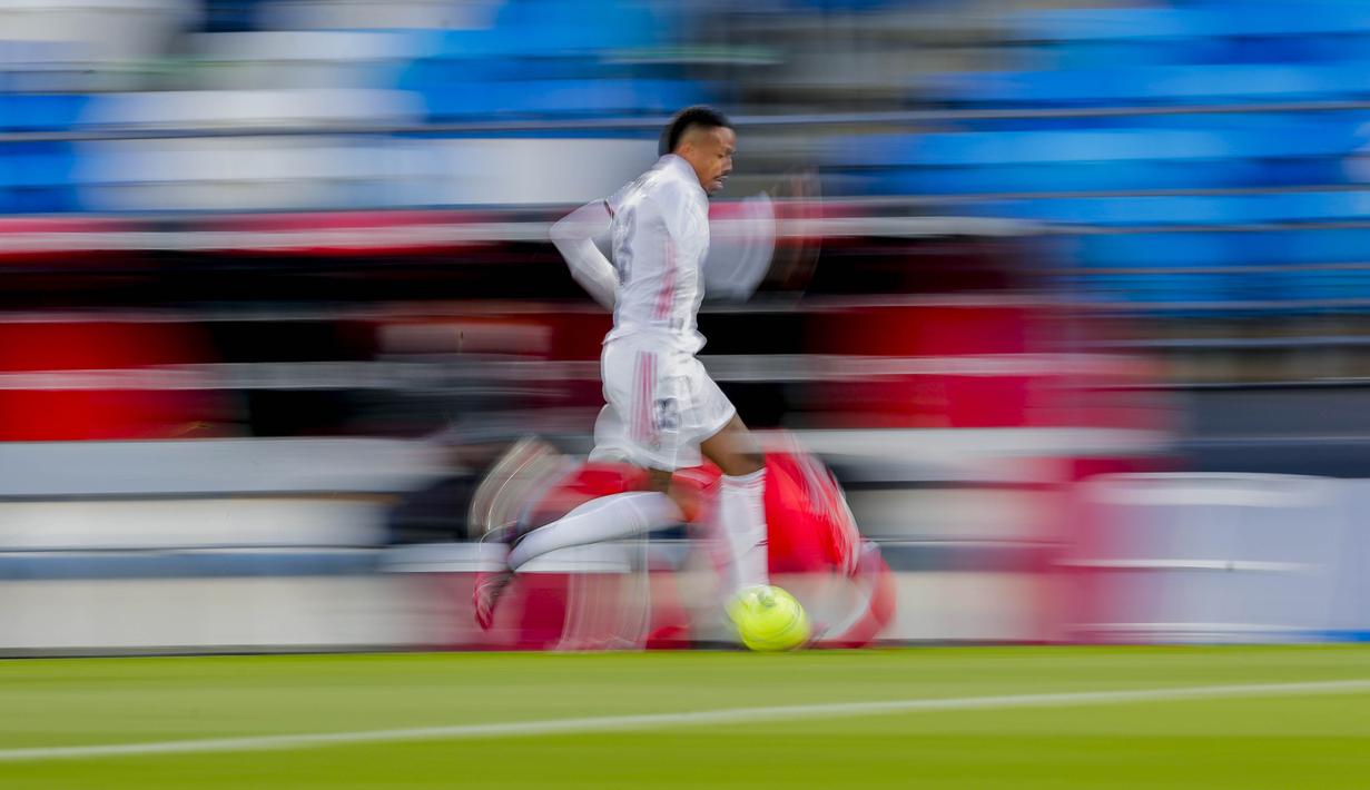 Pemain Real Madrid, Eder Militao, menggiring bola saat melawan Sevilla pada laga Liga Spanyol di Stadion Alfredo di Stefano, Minggu (10/5/2021). Kedua tim bermain imbang 2-2. (AP/Manu Fernandez)