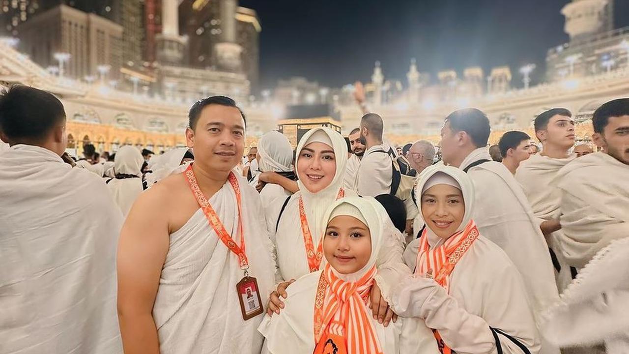 Bagikan Momen Syahdu dan Penuh Keceriaan, Berikut ini 8 Potret Wiwik Sagita Cantik Berhijab Saat Umroh Bareng Keluarga