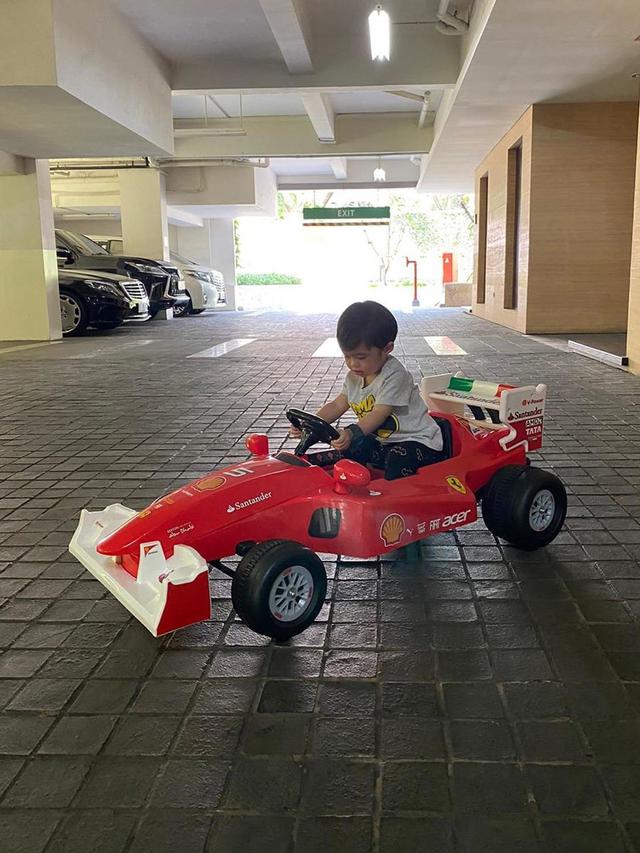 5 Potret Raphael Moeis dengan Koleksi Mainan  Mobil  Mini 